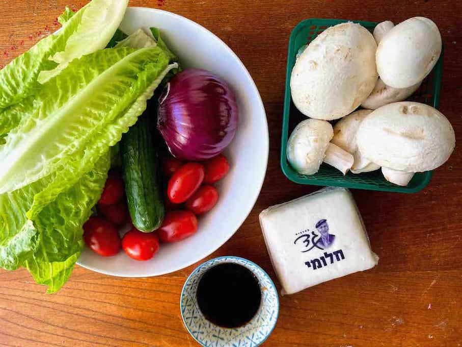 салат с сыром халуми и грибами - ингредиенты